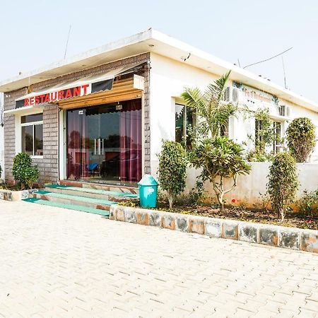 OYO 23367 Farmsgreen Resort And Restaurant Orchha Buitenkant foto